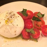 Cucizucche il bar - ブラッターチーズのカプレーゼ