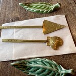 森森舎 - 店主さん手作りのスプーン　レストはビワの葉っぱだって！これも手作り