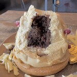 森森舎 - ショコラのスポンジ生地にはアーモンドやクルミ　1日8個しか作れないって