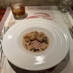 ラ シャッス - 3皿目
      茨城県産ニホンキジ肉の低温加熱、Chefが採ったセップ茸、ポルチーニ、ムカゴ。