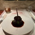 ラ シャッス - 4皿目
      北海道標茶町にて仕留めたメスの仔鹿バラ肉の煮込み、3種ヴィネガー風味。