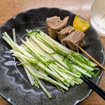 酒の奥田 - おでん　すじ肉、水菜✕２