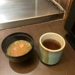 鉄板二百℃ - 締めの味噌汁とお茶