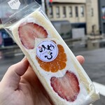 フルーツスイーツ みやび - いちごとみかんサンド