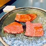 焼肉井とう - 奥からサーロイン　左にシャトーブリアン　右が尾崎牛のザブトン