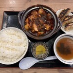 餃子販売所 新宿小滝橋通りいち五郎 - 麻婆豆腐定食（ご飯大盛、極み餃子3個）