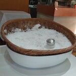 ウシマル - 海水買ってお塩を作っているシェフ…こだわりが…