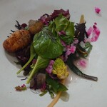 ウシマル - サラダだけど、温かい　ドレッシングはチーズの上澄み野菜の美味しさを引き出す調理法で野菜苦手な夫も全部食べてました〜すごっ！！