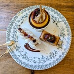 cafe nei - 栗のムラングシャンティ 650円、クラシックプリン(栗ver.)650円、栗のチーズテリーヌ 750円✨️小鳥のお皿やちょこんと置いてくださるカトラリーもすごく素敵です♡