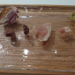 ウシマル - 地鶏って歯ごたえあるけれど、噛めば噛むほど美味しい〜肉汁がジュワ〜っと出るの〜♡