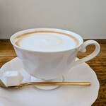 cafe nei - カフェラテ500円✨️くるりんとさりげなく渦巻くスチームミルクはふわふわ♡どんなラテアートより やさしい印象です。特にムラングシャンティ(マロンクリームを挟んだメレンゲ菓子)と頂くととろける美味しさ♡