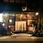 七楽 - 駐車場は店舗隣りに3台、他にも数台有るようです