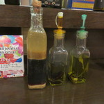 串揚げ＆ワインOLIVE - ドレッシング、オリーブオイル