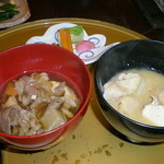 游水亭 いさごや - 〆の芋に食べ比べ　　芋子汁（しょうゆ・牛肉）対芋煮汁（みそ・豚肉）