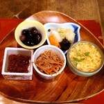 こちかぜ - 朝がゆセット（おかかふりかけ、きんぴらごぼう、甘く煮含めたお豆、香の物、かき玉あんかけ）