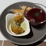 NARITA BOLD KITCHEN - 右　カリフラワーのムース　ビーツのピュレ添え