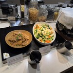 NARITA BOLD KITCHEN - 左　鯖のパン粉揚げ　右　スチームベジタブル