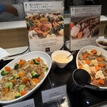 NARITA BOLD KITCHEN - 左　鶏もも肉のローストヴェルモット香るソース　右　豚ロース肉のブレゼ果実入りシードルのソースで