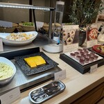 NARITA BOLD KITCHEN - 左　スモークチーズ　チェダーチーズ　クラッカー