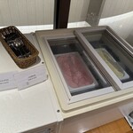 NARITA BOLD KITCHEN - アイス　ストロベリー　バニラ　右にクリームソーダ用のグラスとさくらんぼが置いてある（昭和レトロ⁈）