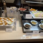 NARITA BOLD KITCHEN - 左　白身魚ブルゴーニュ風　右　千葉県名物鉄砲漬け　浅利の佃煮　つぶ貝のパリパリ山葵和え　刻み胡瓜　生姜味噌漬け