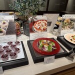NARITA BOLD KITCHEN - 中央　魚介とお米のサラダちらし寿司見立て　右　鶏肉と冬野菜の芝麻醤ソース和え