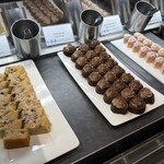 NARITA BOLD KITCHEN - ガトーバナーヌ　ロールケーキショコラ　ストロベリーレアチーズケーキ