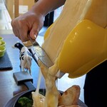 ラプチフロマージェリー～小さなチーズの店～ - 店員さんがラクレットチーズをかけてくれます