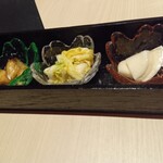 月と灯 札幌店 - 自家製漬物3種風味