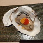 月と灯 - 厚岸産 痛風牡蠣 雲丹いくら乗せ