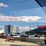 あじへい - 車中から　車が沢山停まってるのが見える