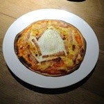 FILO - 半熟卵とベーコンのピザ