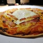 FILO - 半熟卵とベーコンのピザ