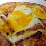FILO - 半熟卵とベーコンのピザ
