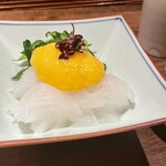 酒と肴 ててて - 卵黄に酢ですって　アオリイカ甘い！