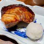酒と肴 ててて - なんてきれいな焼き色　ブリ