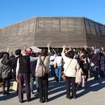 菓子舗 井村屋 - 広場での◯✕クイズは早い段階で撃沈しました。この後餅まきですが⋯1個しか拾えず(ToT)
