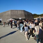 菓子舗 井村屋 - 広場での◯✕クイズは早い段階で撃沈しました。この後餅まきですが⋯1個しか拾えず(ToT)