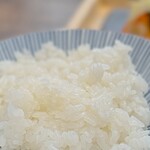 揚雫 - ごはんは、煮えばなとまでは言いませんが、おそらく意図的に蒸らしが完了する前に出してるように思います。 まだ表面の水分や粘りが残ってます。 ただ、食べ進めるにつれ、どんどん輪郭が明確になり硬さを感じさせるようになります。 ナニ、この白ごはん。 ごはんやおにぎりの専門店より旨いじゃん。 どうすんの、こんなに旨いごはん出して。 あの驚異的なトンカツの旨さ、忘れそうになるじゃん。
