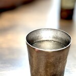 揚雫 - 水です。 錫製かと思いましたが、実はチタン製のタンブラー。 器も水の質も驚きます。 既にただモノではない感がぷんぷんします。