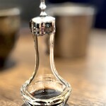 揚雫 - これは驚きました。 醤油差し。 多分、２名で使い切ってしまう量。 10ccに満たない程度じゃないかな。 醤油は劣化が早く、酸化して黒ずみ、風味が飛びますからね。 中身は濃口の超特選のような淡い茶色です。 トンカツの旨さを高めるためのこだわりです。 いまだトンカツは出てきませんが、この時点で期待値爆上げです。