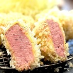 揚雫 - シェフの、 「まずはそのままでお楽しみください。」 の言葉に従い、調味料なしで一口。 決して過剰ではない衣は極めて軽く、脂身が一切ないヒレ肉は、油と温度と時間の魔法としか思えない火入れで、柔らかすぎの一歩手前で、受け止めた歯の間から、極上の旨みが湧き出ます。 これは、、 唖然とします。 過去の経験値が全く役に立たないために脳が一瞬、バグります。 調味料なしで十分すぎる味わい。