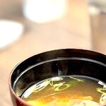 揚雫 - きのこの味噌汁までしっかり、頭、おかしーのがこの店。 帰る頃、 「いやー、今日のごはんと味噌汁、最高すぎたわー」 とごはんと味噌汁の専門店で至高のごはんと味噌汁を食った気分になりかけました。