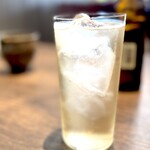 揚雫 - ある予測を立てました。 ウワサに違わない力量のシェフであるなら 飲みものもただモノではないはず。 一番わかりやすそうな、 「知多ハイボール」 をオーダーしてみました。 これがめちゃくちゃ旨い。 不純物がない透明で大きな氷が薄はりグラス を満たし、素晴らしいブレンドと仕上げで香りが立ち、最高に旨い。