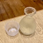 釜めし えび三 - 日本酒と焼き鳥のセット1,800円、日高見