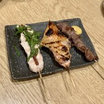 釜めし えび三 - 日本酒と焼き鳥のセット1,800円、カシラ200円