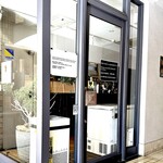 揚雫 - 入り口、店内共にフラット。 色々書いてあるのが気になります。