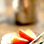 揚雫 - 口直しのいちご。 いやはや、水から調味料、トンカツから白いごはんに味噌汁まで。 一切の妥協を見せない、とんでもない店でした。