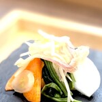 揚雫 - 漬物は意図的に塩分が落とされています。 ごはんに合わせるのではなく、トンカツの箸休めにあるような漬物です。