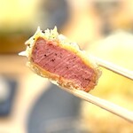 揚雫 - 食感を旨みも突き抜けてるけど、バランスしてる。 ぶっ飛んでるけど、完成してる。 これ、レアじゃないんです。 ちゃんと火が入ってる。 シェフの、 「そのあとで、塩とわさびをオススメします。」 との言葉に再び従い岩塩を肉面だけに２粒、３粒。 そしてわさび。 なるほど、芳醇なヒレ肉に甘みが加わり、旨味に倍加されますね。 肉も違うが、火入れも違う。 「格」が違う。